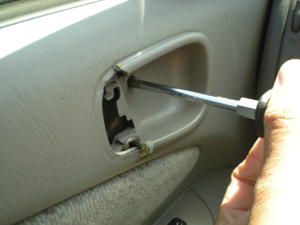 تعمیر دستگیره درب داخلی خودرو