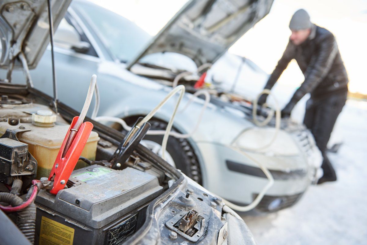 مشکل باتری از دلایل استارت نخوردن ماشین در سرما
