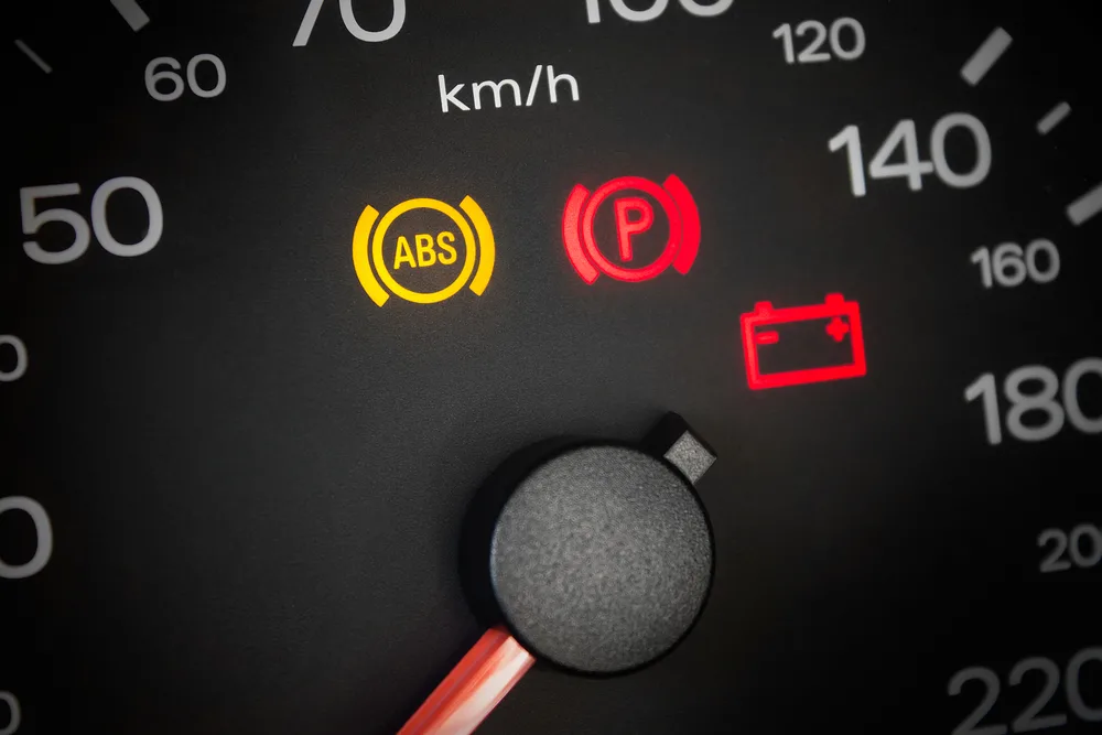 علت روشن شدن چراغ ABS